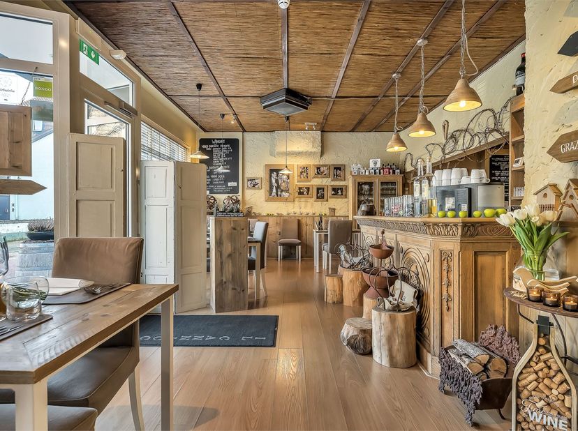 Authentiek Italiaans restaurant met winkelruimte en prachtig bovenliggend appartement, op toplocatie in Heusden.&lt;br /&gt;
&lt;br /&gt;
INDELING RESTAURANT (gel
