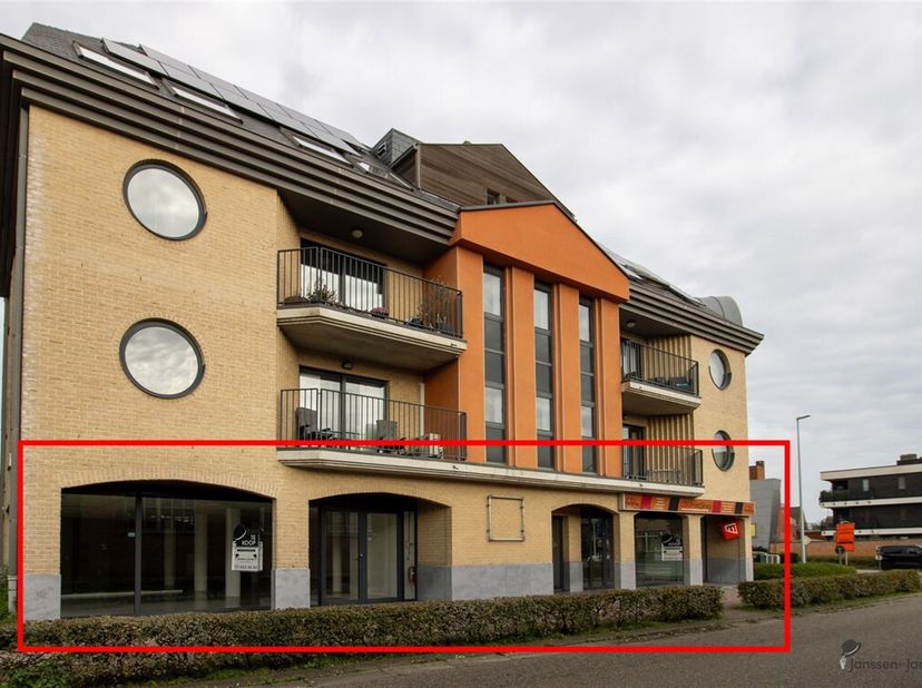 Immeuble commercial de 230 m² à la gare de Mol.&lt;br /&gt;
Grand espace ouvert avec 2 portes d&#039;entrée permettant de créer 2 locaux commerciaux.&lt;br /&gt;
Les e