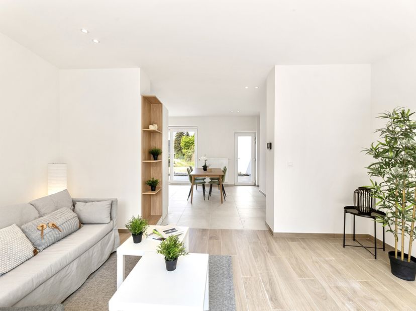 TOPPER! RUIME VOLLEDIG GERENOVEERDE WONING met 4 GROTE SLK en TUIN! Rustig doch centraal gelegen in MOEN! INDELING: inkom met apart toilet, ruime lich