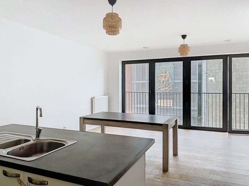 Ce moderne appartement de deux chambres au 3ème étage a une superficie habitable d&#039;environ 83 m².&lt;br /&gt;
Les charges communes, sous forme de provision,