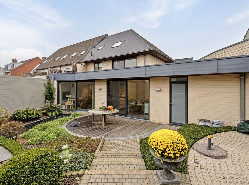 Deze hoogwaardig afgewerkte woning, gelegen in het centrum van Zwevezele, biedt de ideale combinatie van modern comfort en praktische indeling. Elk de