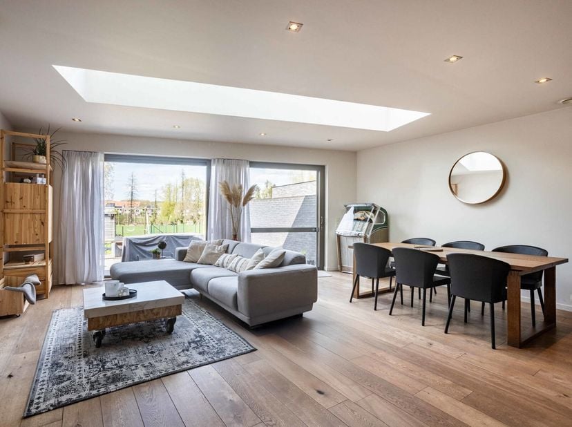 Recente, kwalitatief afgewerkte woning in een groene en rustige omgeving, op wandelafstand van het station, winkels en met vlotte verbinding naar de E
