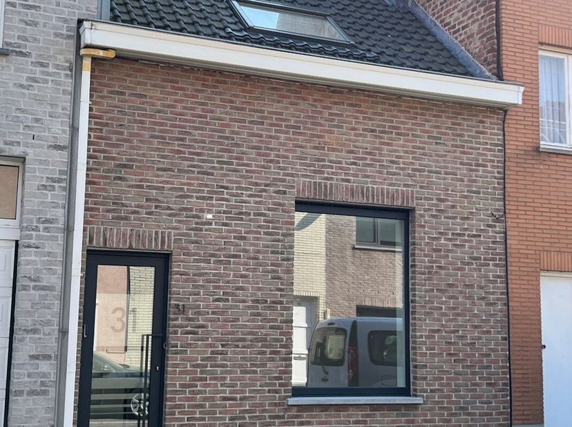 Energiezuinige- en volledig gerenoveerde rijwoning met oog voor detail en gebruik van duurzame materialen ingedeeld met een inkom met vestiairekast en