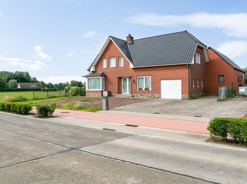 Ontdek deze prachtige woning in Kessel, een ware oase van rust en ruimte. &lt;br /&gt;
Bij binnenkomst wordt u verwelkomd door een lichte, ruime woonkamer m