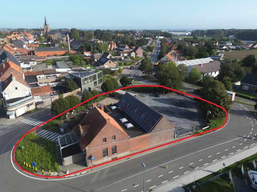 Uitzonderlijk commercieel gelegen eigendom op ca. 1340m² te Westrozebeke.&lt;br /&gt;
De eigendom is gelegen op het midden van het rondpunt in Westrozebeke,