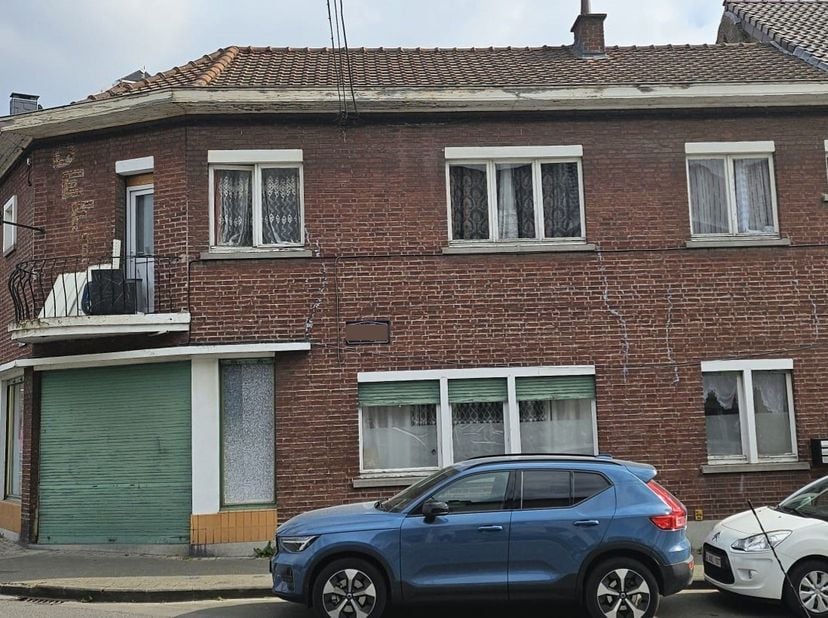 A vendre à HAINE-SAINT-PIERRE maison 4 chambres + jardinet + garage , les locataires verseront 1.050,00 Eur / mois de loyer à l&#039;acquéreur.  Tel 0475 /