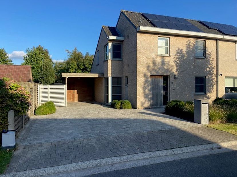 Gezellige hedendaagse woning in rustige doodlopende woonwijk nabij centrum. Dicht bij school (500m), busstation (500 m), winkels.&lt;br /&gt;
EPC B, HOB, 39