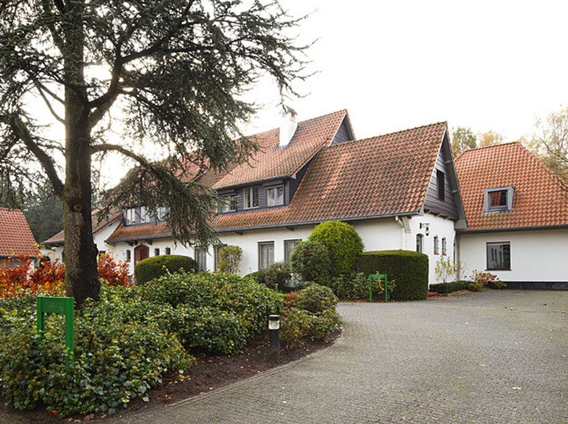 Op de drukke verbindingsweg tussen Retie en Mol, ligt dit prestigieuze gebouw met een woning en aanpalende kantoorruimte van ca. 430 m² omgeven door g