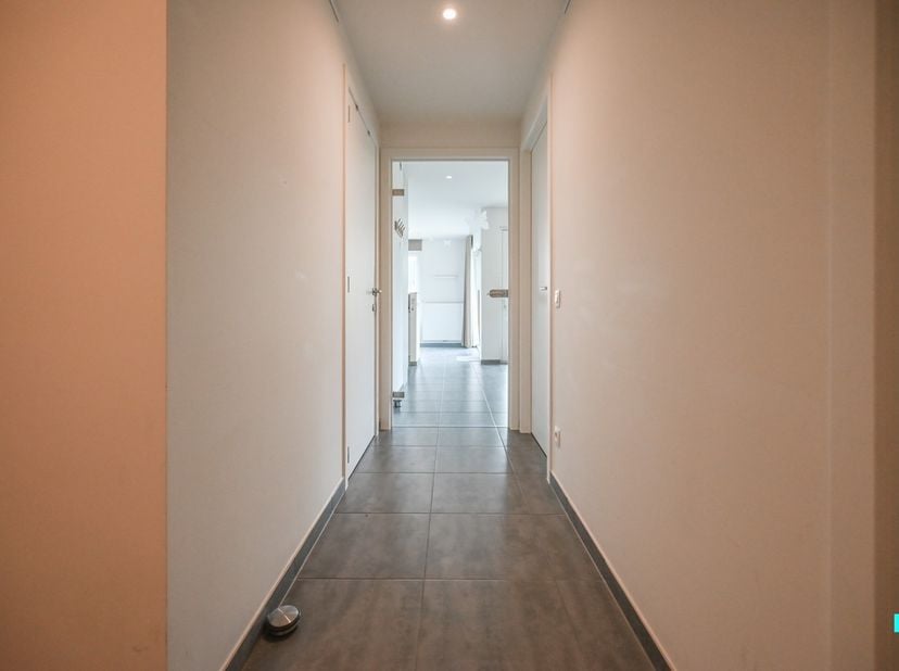 Dit energiezuinig tweeslaapkamer appartement bevindt zich op de gelijkvloerse verdieping van residentie &#039;Kouterpark&#039; en heeft een bewoonbare oppervlak