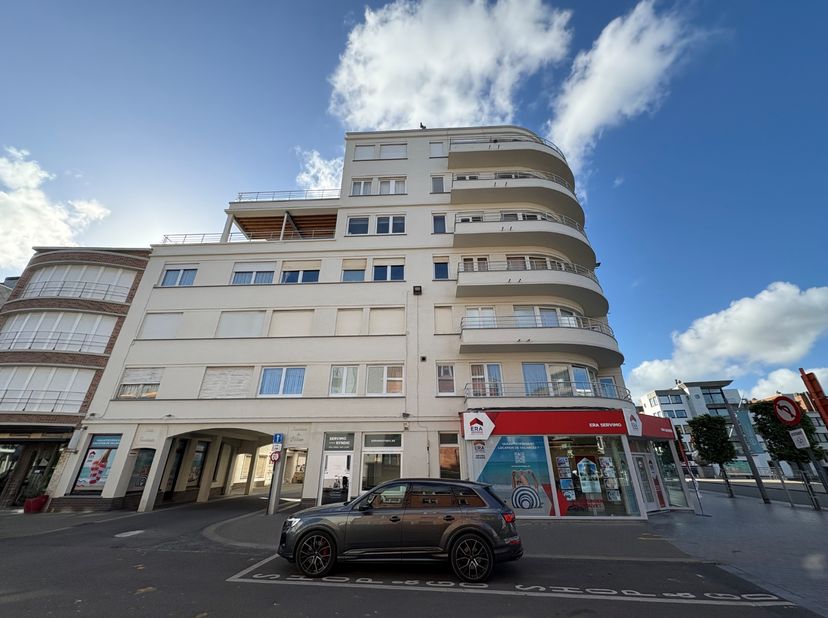 Centraal gelegen appartement op enkele minuten stappen van het strand. Het appartement bevindt zich op de tweede verdieping en bestaat uit: inkomhal,
