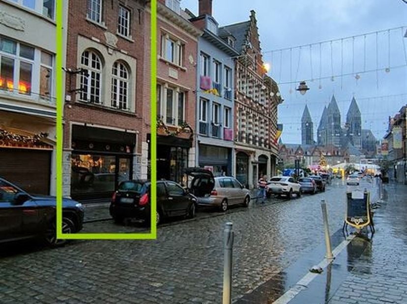 Superbe maison avec une surface commerciale idéalement située à la rue des Maux à 2 pas de la Grand-Place ! &lt;br /&gt;
Ce commerce peut s&#039;adapter à plusie