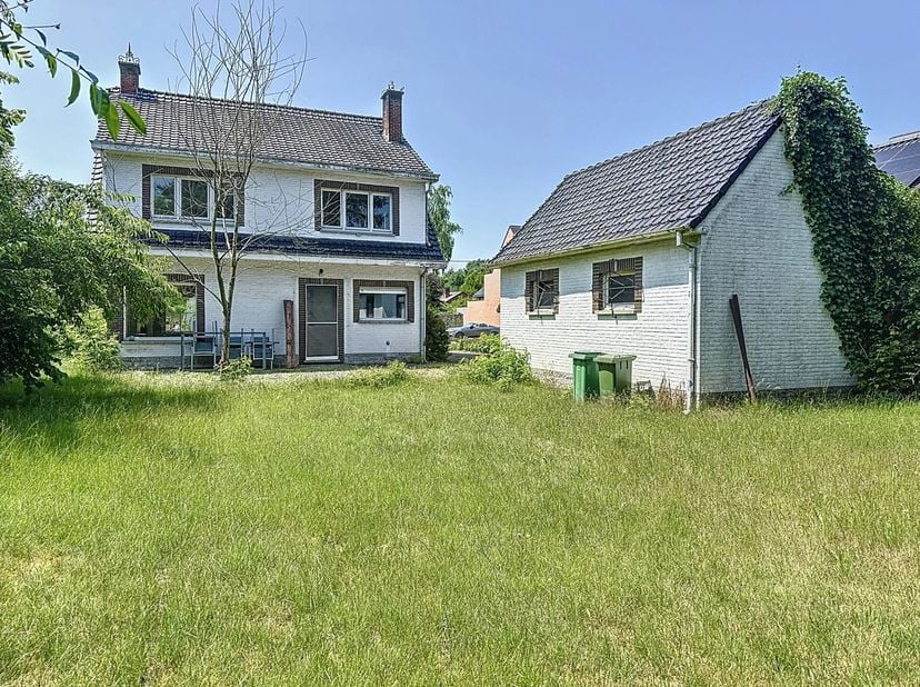 Deze charmante woning is gelegen in Mol-Gompel, een rustige en kindvriendelijke gemeente in Mol op een prachtig perceel van +/- 10 are.&lt;br /&gt;
Op wande
