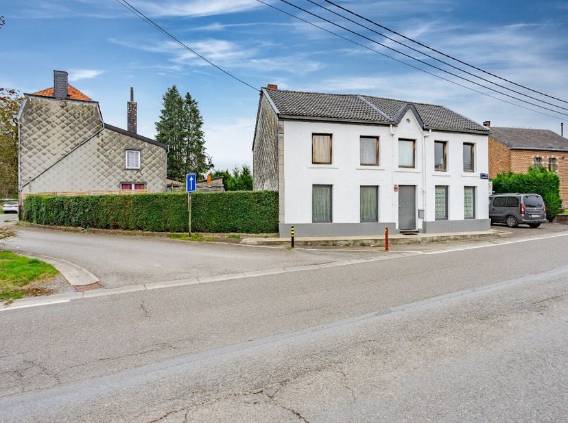 Lagence immobilière ERA B-LUX a le plaisir de vous présenter cette charmante maison 4 façades située dans le village dHotton. Parfaitement localisée,
