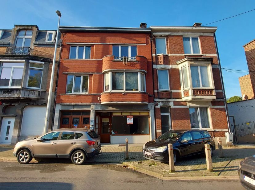 Situé au 2ème étage dun petit immeuble calme, cet appartement de deux chambres vous séduira par son emplacement privilégié, en plein cur dAngleur, à p