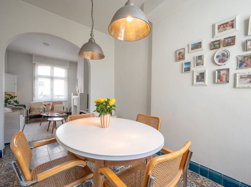 Deze Brugse woning is zeer leuk gelegen in het Sint-Annakwartier, vlakbij de vesten en de Markt van Brugge.&lt;br /&gt;
De mooie authentieke elementen komen