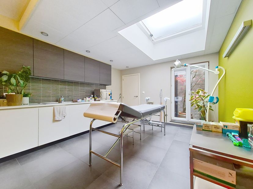 Deze moderne praktijkruimte te huur, gelegen nabij Dok Noord in Gent, bevindt zich in een aangename woonwijk en biedt een ideale setting voor het star