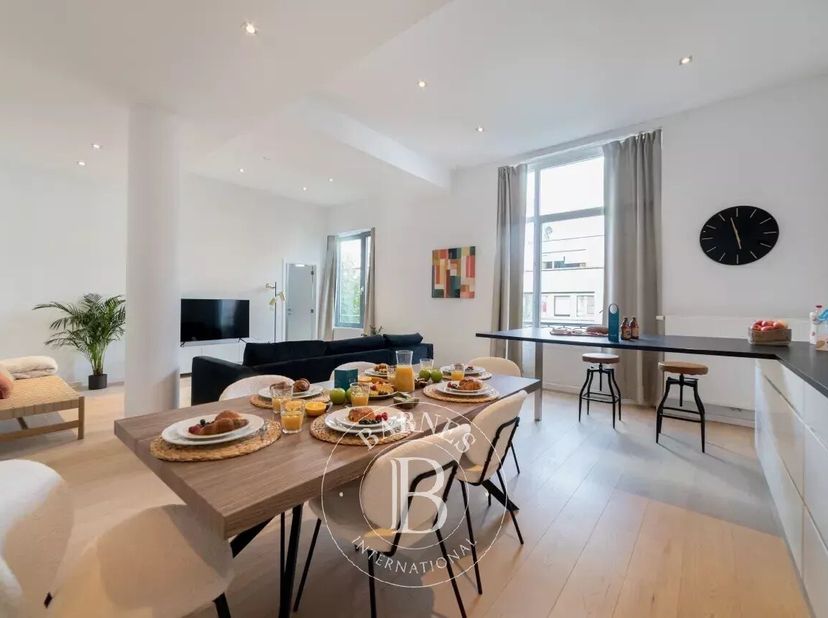 Situé dans le quartier Bascule, cet appartement meublé de 104m2 selon le PEB de deux chambres se compose dun spacieux séjour lumineux avec coin salon
