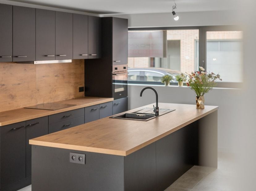 In de Zandstraat 28 te Bredene-Dorp komt rust, comfort en kwaliteit samen. Deze volledig gerenoveerde rijwoning (2024) werd afgewerkt met oog voor det