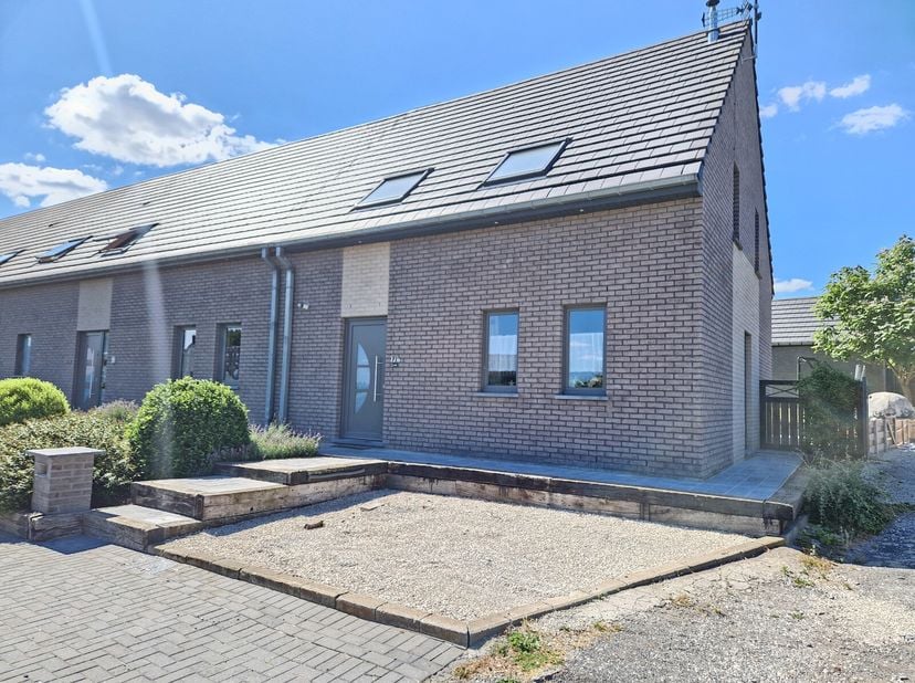 Huis 3 gevels, recent, 130 m² woonoppervlak, ingericht met een prachtig terras en een tuin, alles op 200m². Op de begane grond : inkomhal, woonkamer,