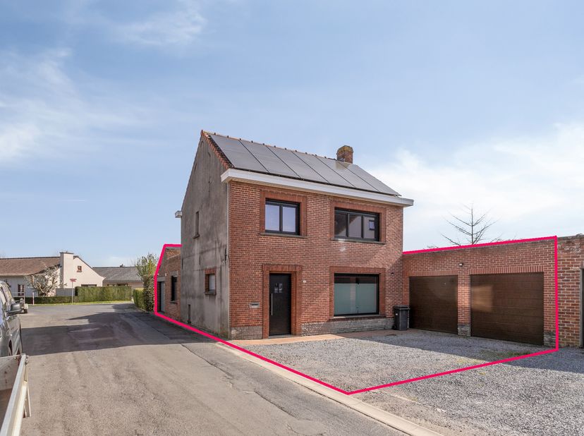 Maison mitoyenne à vendre à Vlamertinge avec 3 chambres et deux garages. Cette maison de la Landsingstraat 12 est située sur un terrain ensoleillé de