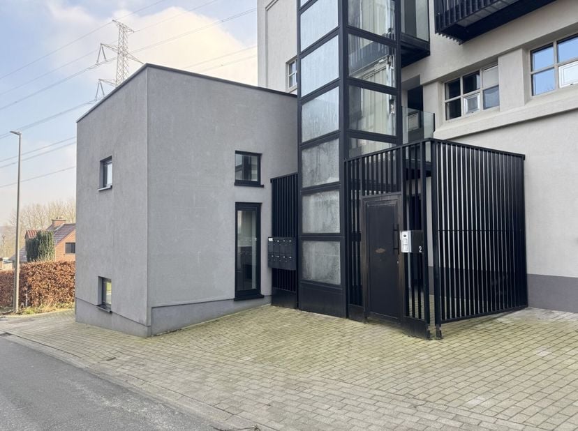 Immo Pické vous propose cet appartement duplex (53m²) bien situé à Schepdaal, à proximité des commerces, des écoles, des transports en commun et des p