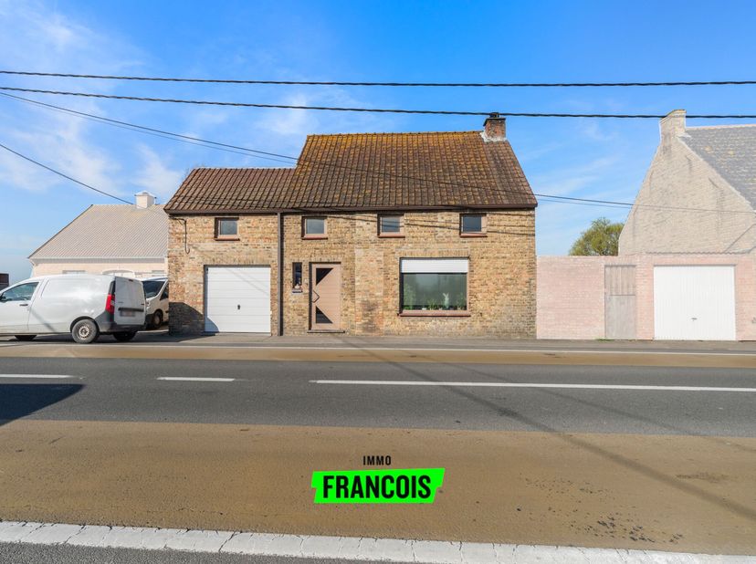 Cette maison de trois chambres à rafraîchir, située dans la Spermaliestraat à Middelkerke, offre une excellente opportunité pour ceux qui recherchent