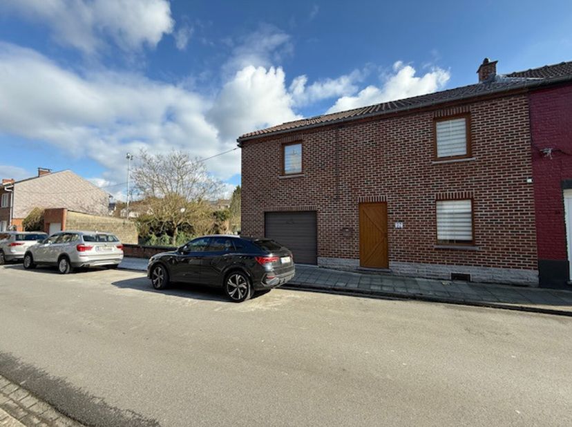 Bonne et spacieuse maison 3 façades + terrain à bâtir sur le côté gauche de la maison sous réserve d&#039;urbanisme comprenant au rdch : séjour spacieux de