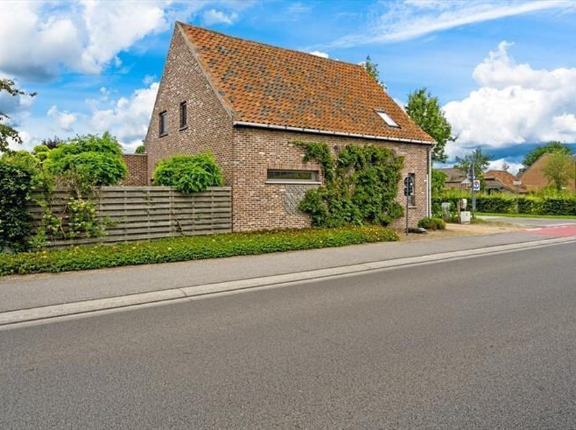Op zoek naar een ruime, instapklare villa met een grote tuin en gunstige ligging? Deze woning in Zeveneken biedt het beste van beide werelden: rust en