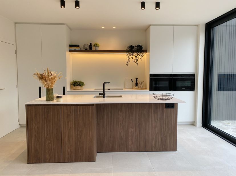 Prachtig gerenoveerde woning, centraal gelegen op een toplocatie in Brugge. De woning werd in 2024 volledig gerenoveerd met oog voor alle details. &lt;br