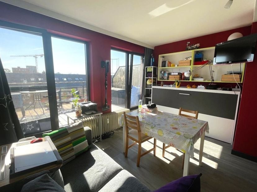 Op zoek naar een instapklare studio op een gunstige locatie?&lt;br /&gt;
Deze volledig gerenoveerde studio op de vijfde verdieping heeft alles wat je nodig
