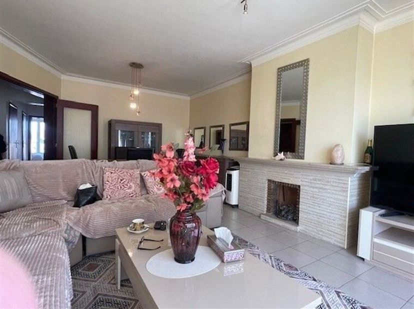 Instapklaar appartement met 2 slaapkamers op de 4 de verdieping van de residentie Orchidee te Gent, Ledeberg.Dit appartement is gelegen langsheen de B