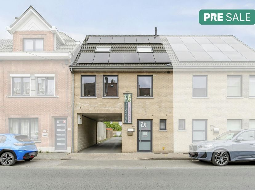 Bienvenue dans cet étage en forme de clocher prêt à emménager situé au cur de Roeselare, où espace et confort sont essentiels! Dotée de 4 chambres, d&#039;