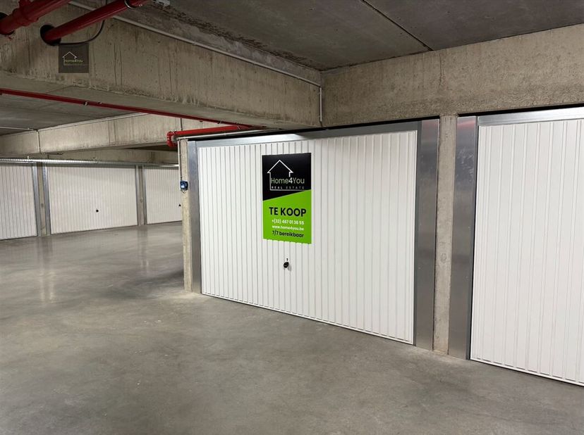 Garage box extrêmement spacieux dans une résidence récente à Adinkerke.&lt;br /&gt;
Profondeur : 6,4 mètres&lt;br /&gt;
Largeur : 3,3 mètres&lt;br /&gt;
Hauteur (portai