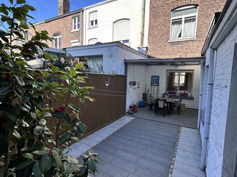 Située dans une rue calme du quartier Saint-Léonard, facile d&#039;accès et non loin de la nouvelle ligne de tram, cette agréable maison propose sur enviro