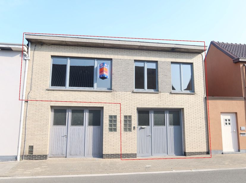 Dit super leuk appartement bestaat uit een garage (rechtse garage - die ook als inkom dient) + 2 grote bergingen op het gelijkvloers en achteraan de t