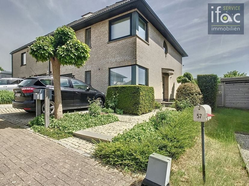 Villa moderne dans un cul de sac à Vossem (Tervuren). Jardinage compris dans le loyer.&lt;br /&gt;
&lt;br /&gt;
La maison comprend un hall d&#039;entrée, bureau, spaci