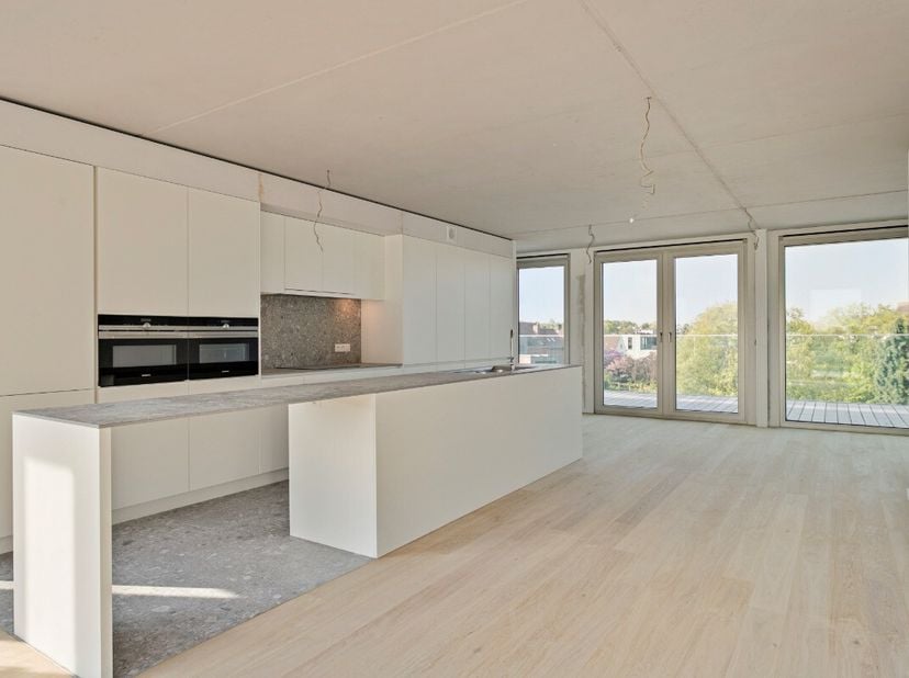 Dit appartement bevindt zich op de derde verdieping en heeft 2 slaapkamers en een terras van 57 m² met 9m² daktuin. Het appartement beschikt over een
