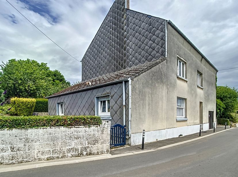 Idéalement située dans le village dOnhaye, cette maison 4 façades offre un beau potentiel.&lt;br /&gt;
Érigée sur un terrain de 06 ares 75 centiares, celle-