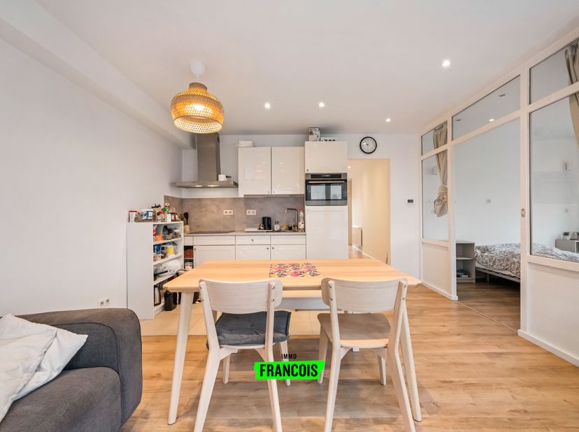 Au cur de Westende, à deux pas de la plage, vous trouverez ce charmant appartement avec PEB D dans la Badenlaan. Cette propriété offre une combinaison