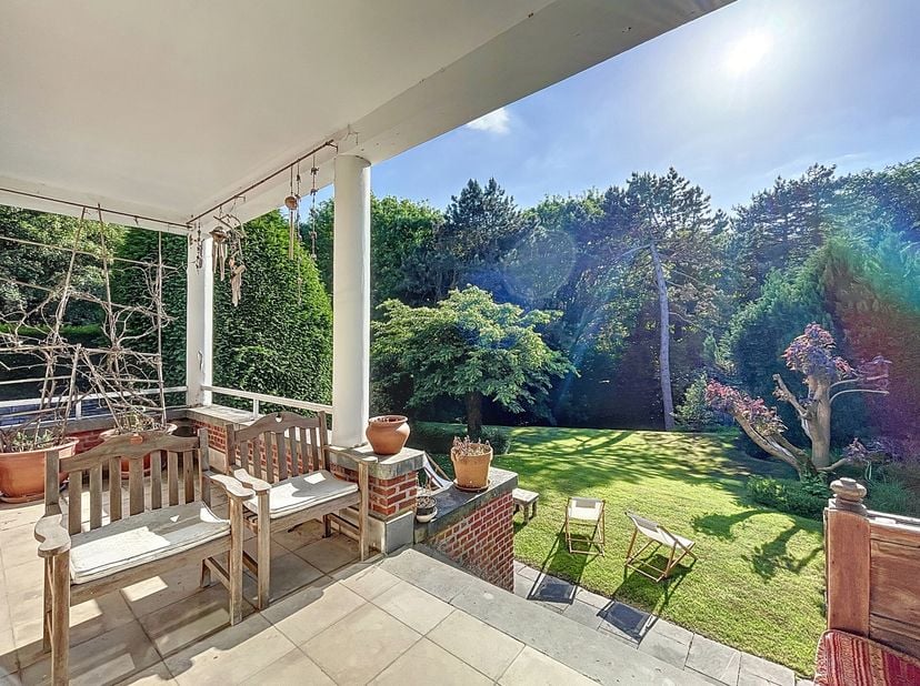 À proximité du bois de la Cambre et de la forêt de Soignes, dans une petite rue calme, sur un terrain de 10 ares, superbe maison de ± 270m² avec garag