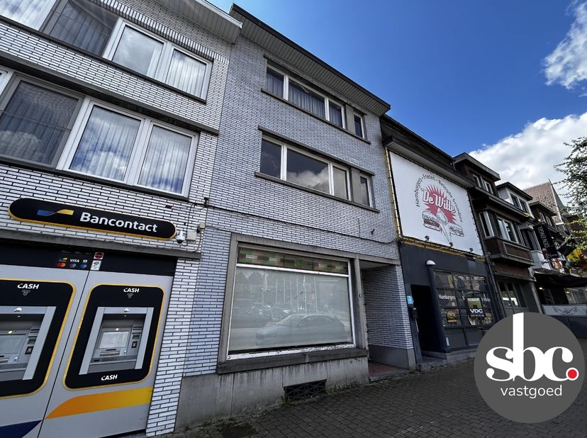 Te renoveren handelspand met woonst met een totale oppervlakte van ca.151m², gelegen op een toplocatie, pal in het centrum van Hoeselt.&lt;br /&gt;
&lt;br /&gt;
O