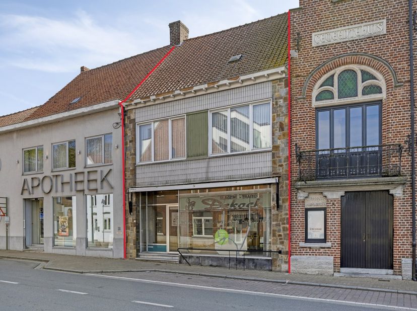 In het hart van Handzame vind je deze karaktervolle en ruime woning met vier slaapkamers en talloze mogelijkheden. Het gelijkvloers deed vroeger diens