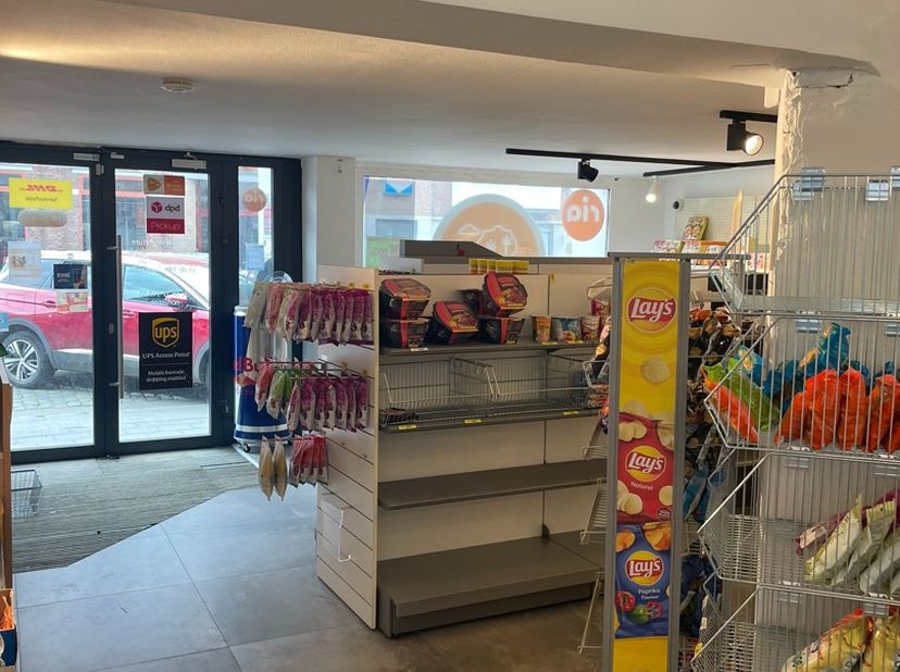 -Belle visibilité dans une large rue bien aérée avec beaucoup de places de  parkings  en façade.&lt;br /&gt;
-Surface totale : +/- 225 m²&lt;br /&gt;
-Surface rez