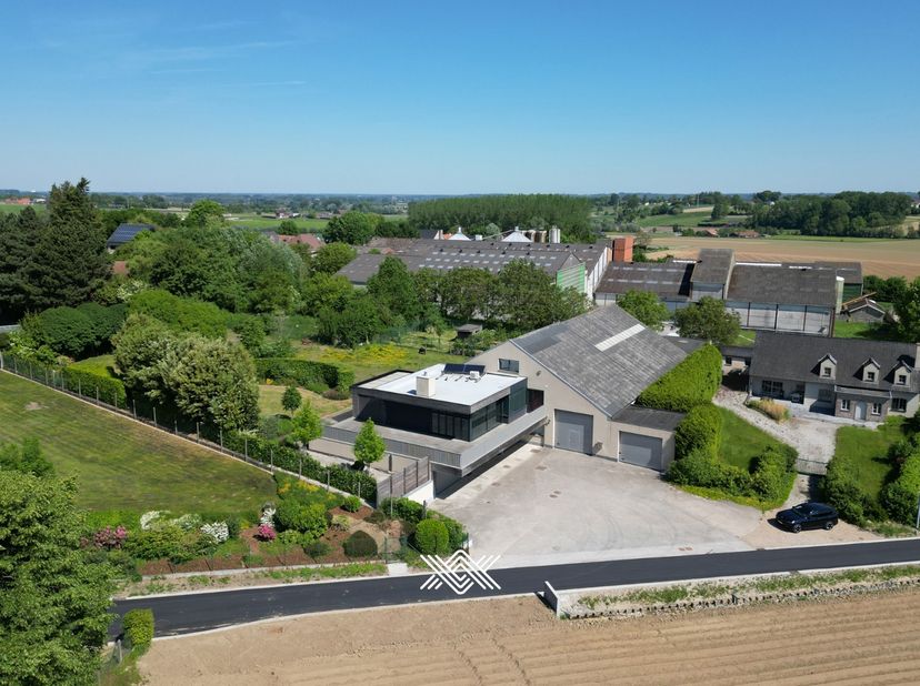 Instapklare multifunctionele eigendom in het groene Mater&lt;br /&gt;
&lt;br /&gt;
Deze eigendom bestaat uit een ruime, luxueus afgewerkte gezinswoning en een pro