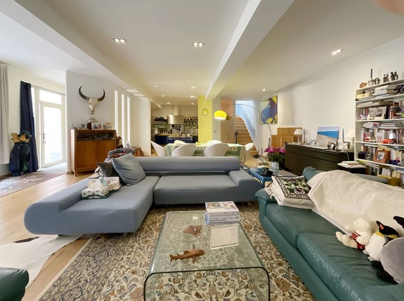 Op een steenworp van de Louizalaan en de wijk Châtelain, biedt deze duplexloft van ±200 m² een uitzonderlijke en rustige leefomgeving, volledig uit he
