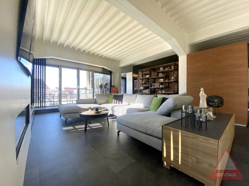 Deze prachtige loft is gelegen aan de Groeningekaai, een toplocatie langs de Leie in Kortrijk. De rustige omgeving met zonnig terras en een gemeenscha