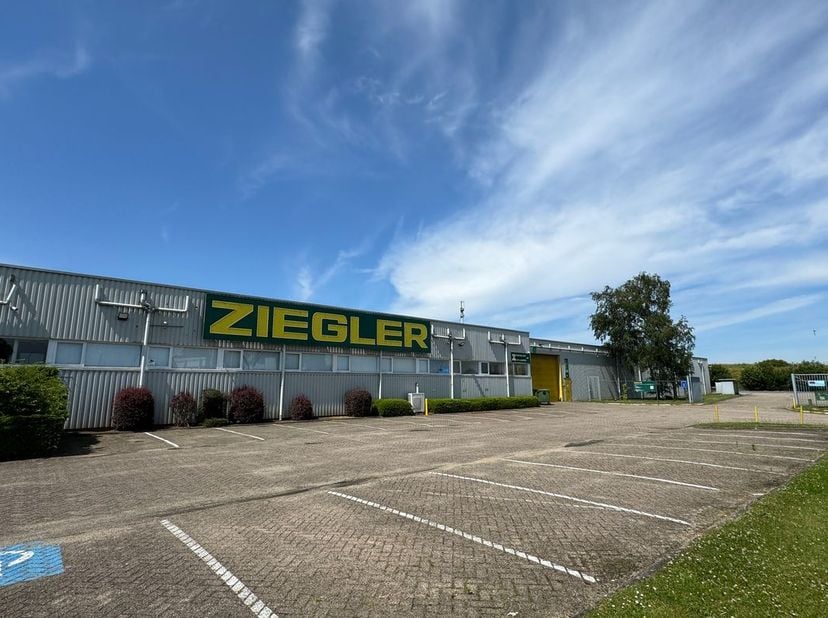 Fenomenaal gelegen loods met een oppervlakte van 4.870 m² en een kantoorruimte van 185 m² te huur met een buitenstockage van 915 m². Fantastische ligg