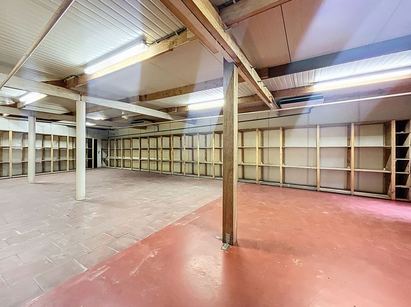 Vert Chasseur: tussen Vert Chasseur en Saint Job. Magazijn van +/- 400m2 op twee niveaus. Perfect voor opslag of tijdelijke bewoning. Begane grond: +/