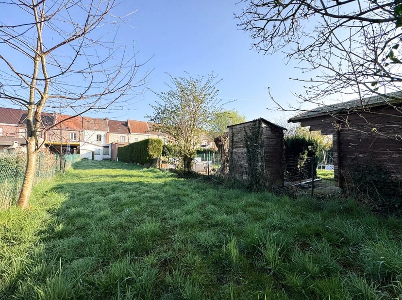 Idéalement situé à proximité des commerces et des axes routiers dans le secteur prisé de Rumillies, cette habitation à rénover se compose comme ceci :