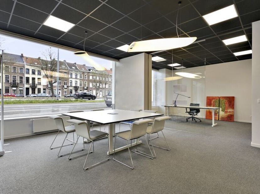 Unieke kans! Multifunctionele ruimtete koop nabij het centrum van Mechelen, met uitstekende zichtbaarheid langs de Koningin Astridlaan. Deze ruimte bi